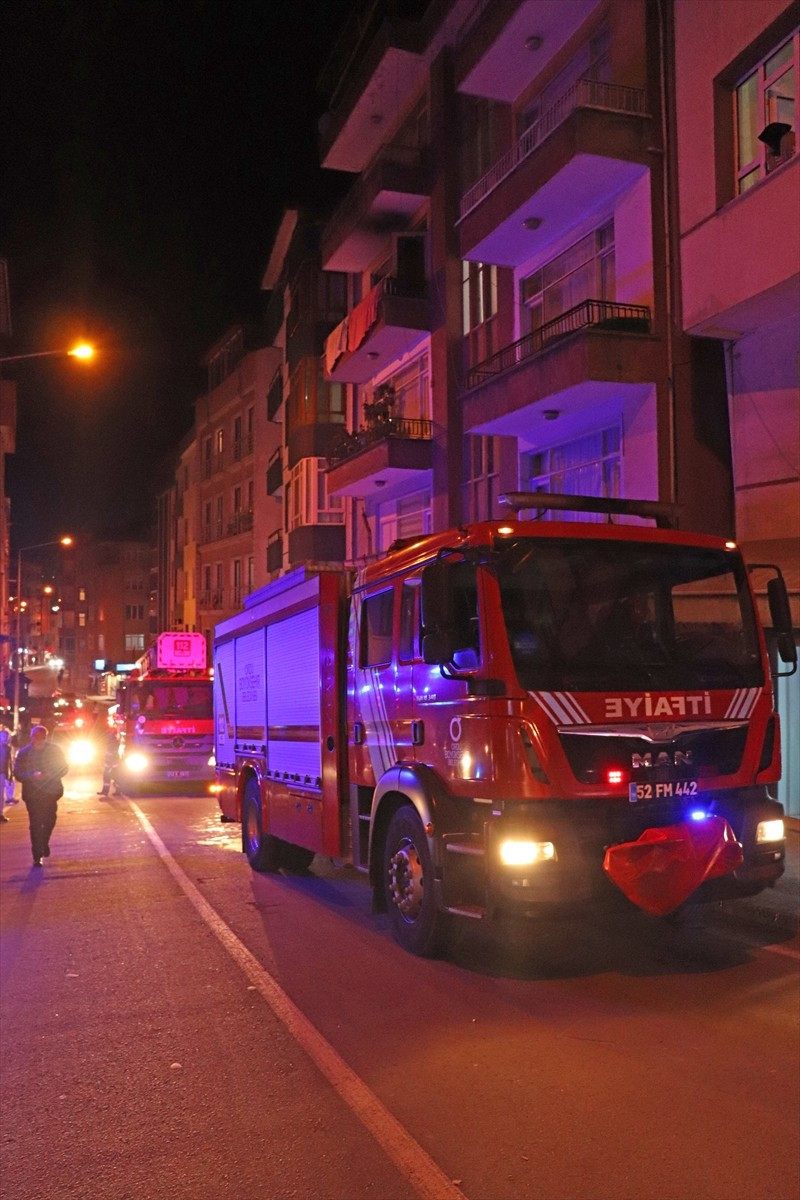 Ordu'nun Ünye ilçesindeki bir apartman dairesinde çıkan yangında anne ve oğlu yaralandı.