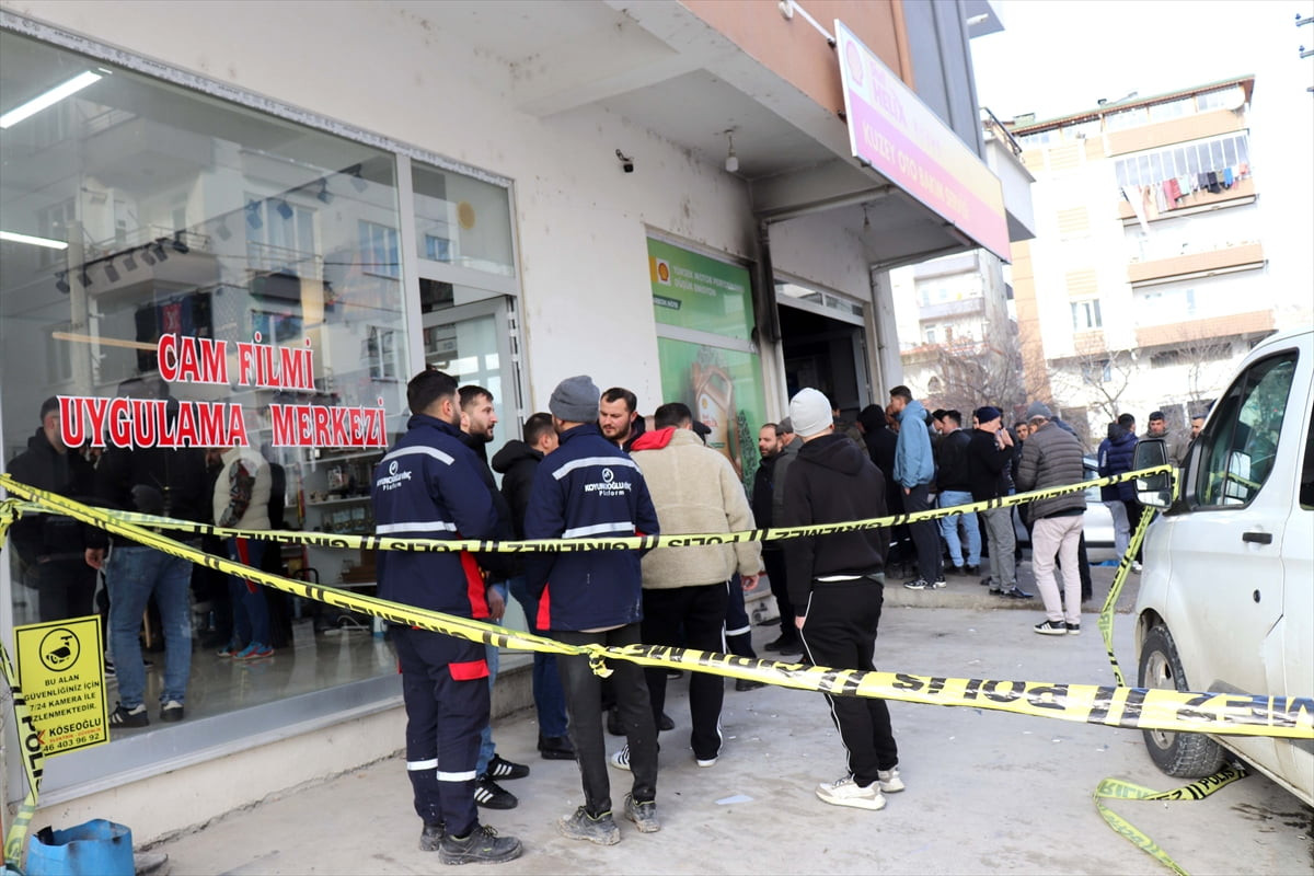 Ordu'nun Ünye ilçesindeki oto bakım servisinde 1'i çalışan 2 kişinin cesedi bulundu.