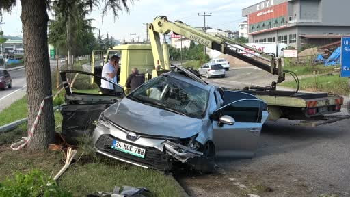 Ordu’da kontrolden çıkan otomobil, ağaç ve aydınlatma direğini devirdi: 4 yaralı