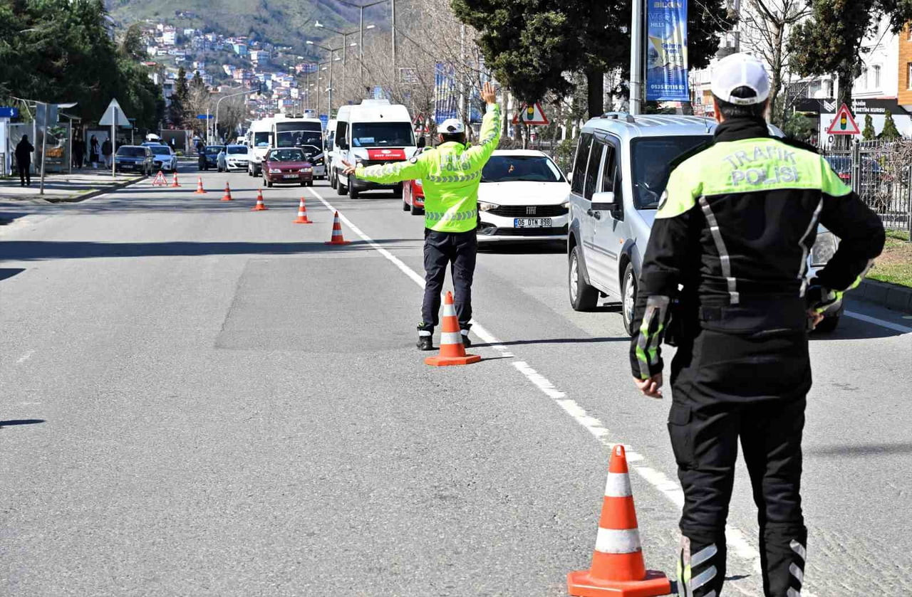 ORDU’DA POLİS EKİPLERİ TARAFINDAN TRAFİK KAZALARINI AZALTMAYA YÖNELİK YAPILAN DENETİMLERDE, SON...