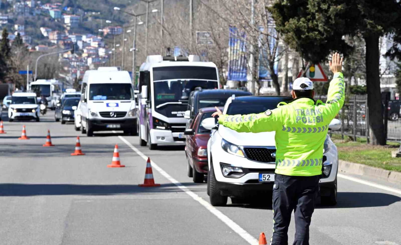 ORDU’DA POLİS EKİPLERİ TARAFINDAN TRAFİK KAZALARINI AZALTMAYA YÖNELİK YAPILAN DENETİMLERDE, SON...