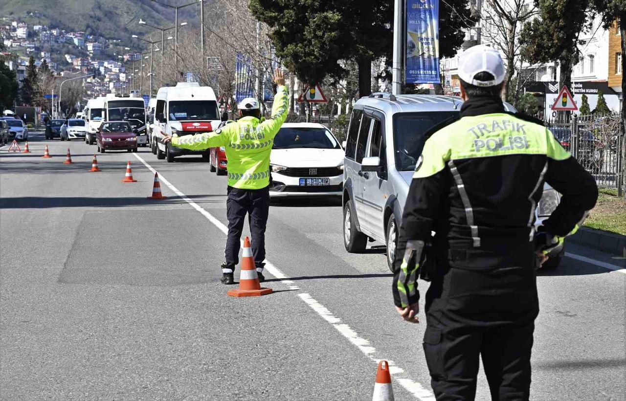 ORDU’DA POLİS EKİPLERİ TARAFINDAN TRAFİK KAZALARINI AZALTMAYA YÖNELİK YAPILAN DENETİMLERDE, SON...