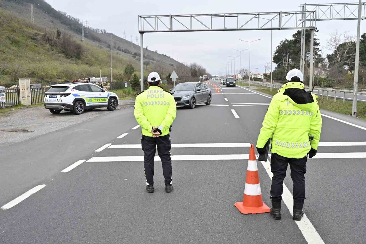 ORDU’DA POLİS EKİPLERİ TARAFINDAN TRAFİK KAZALARINI AZALTMAYA YÖNELİK YAPILAN DENETİMLERDE, SON...