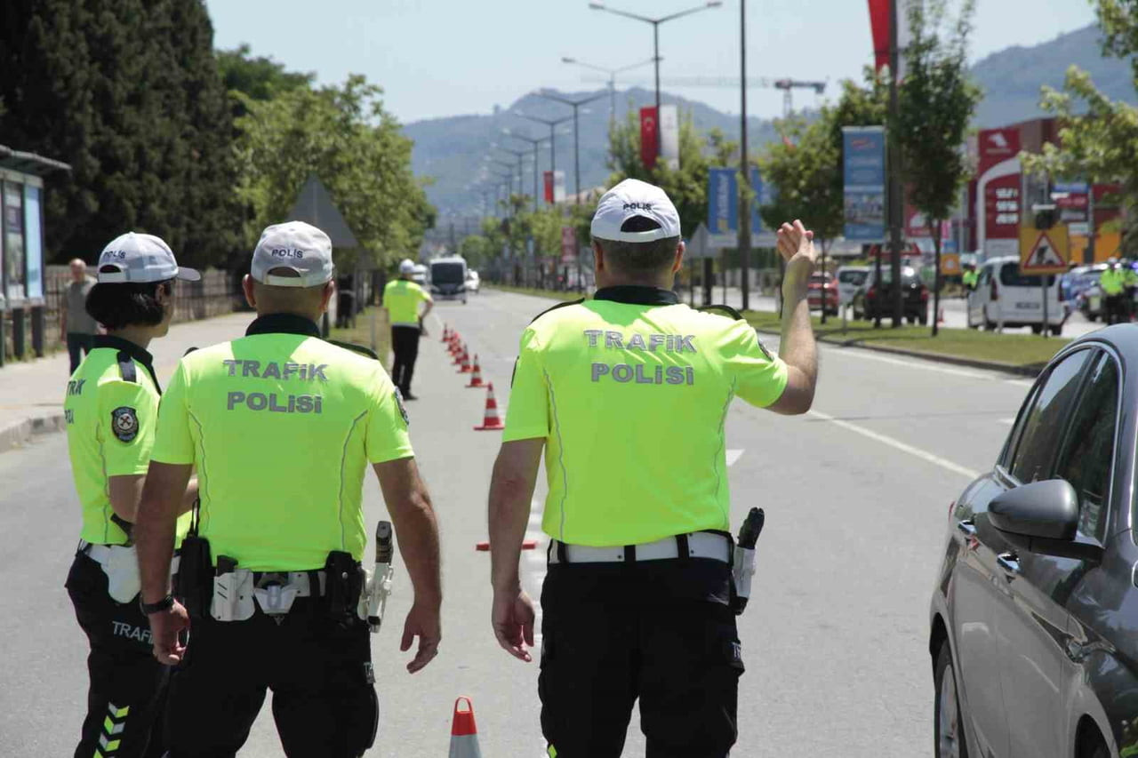 ORDU’DA TRAFİK EKİPLERİNCE SON BİR HAFTADA YAPILAN DENETİMLERDE 19 BİN 862 ARAÇ VE SÜRÜCÜSÜ...