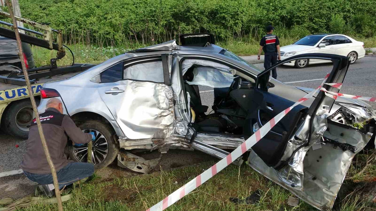 ORDU’NUN ALTINORDU İLÇESİNDE SÜRÜCÜSÜNÜN KONTROLÜNDEN ÇIKAN OTOMOBİL, REFÜJE ÇIKARAK AYDINLATMA...