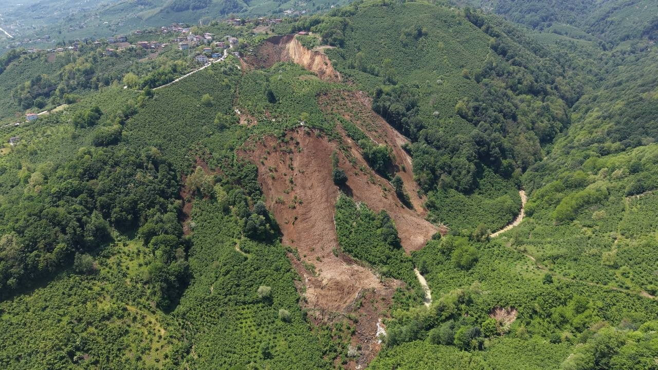 ORDU’NUN FATSA İLÇESİNDE YAĞIŞLARIN ARDINDAN YAŞANAN HEYELAN HAVADAN GÖRÜNTÜLENDİ.