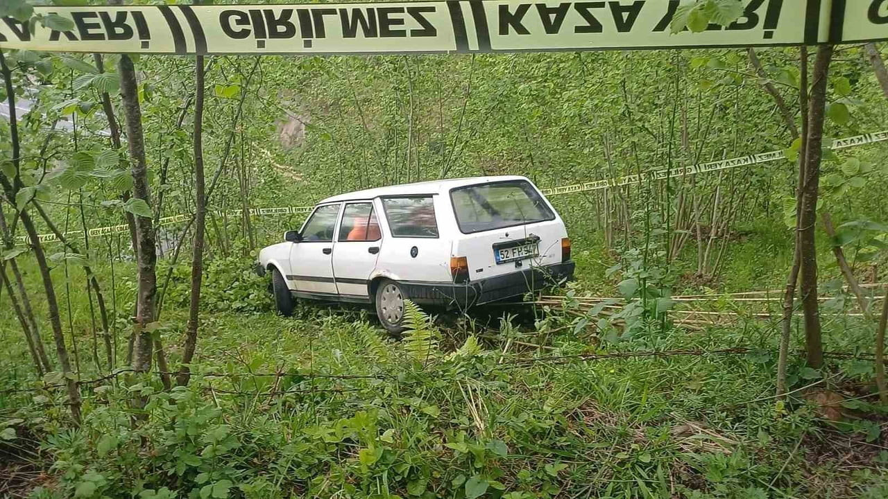 ORDU’NUN KABADÜZ İLÇESİNDE KONTROLDEN ÇIKAN OTOMOBİLİN FINDIK BAHÇESİNE GİRMESİ SONUCU MEYDANA...