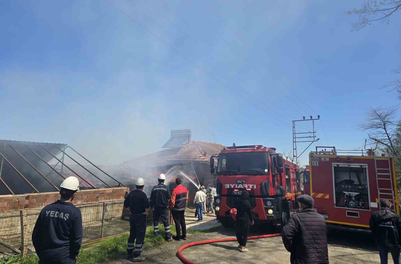 ORDU’NUN KUMRU İLÇESİNDE ÜÇ KATLI BİR EVDE ÇIKAN YANGINDA BÜYÜK ÇAPTA MADDİ HASAR MEYDANA...