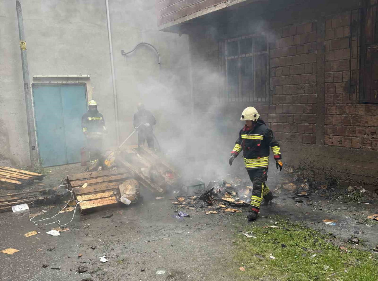 ORDU’NUN ÜNYE İLÇESİNDE BİR ZİNCİR MARKETE AİT ATIK MALZEMELERİN BULUNDUĞU ALANDA ÇIKAN YANGIN...