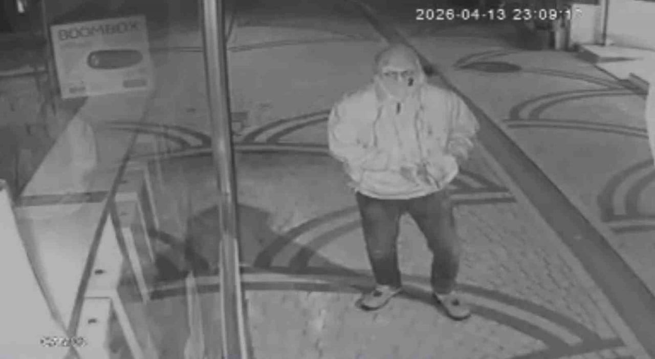 ORDU’NUN ÜNYE İLÇESİNDE GECE YARISI TELEFON DÜKKANINI GÖZÜNE KESTİREN HIRSIZ, TAŞLA VİTRİN CAMINI...