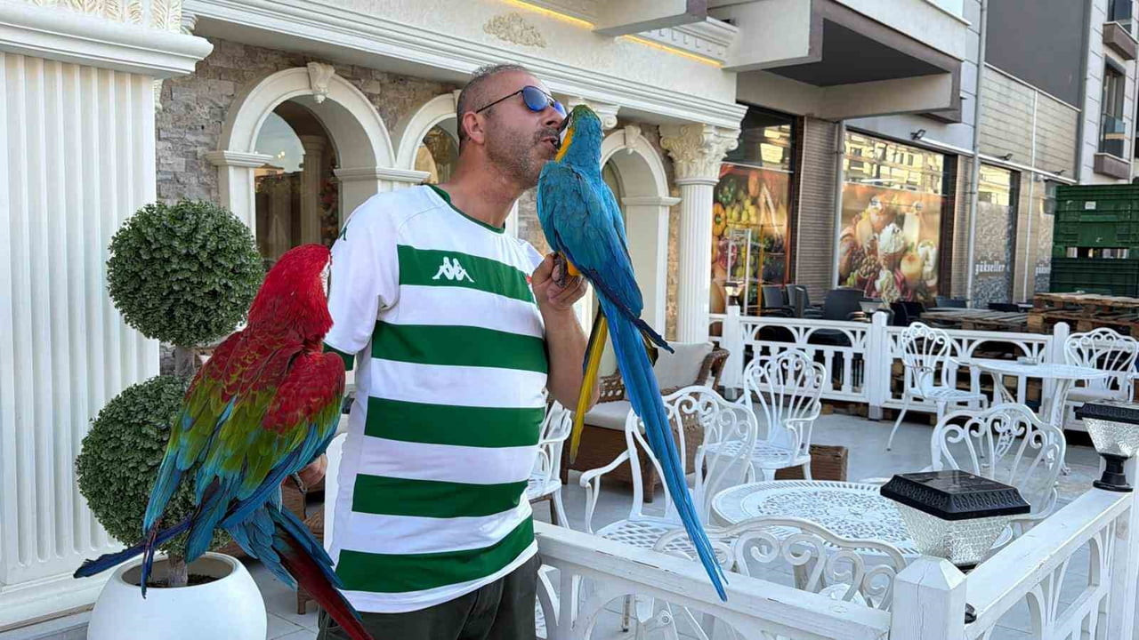 ORHAN KAHRAMAN, ALIŞVERİŞTEN KAFEYE, PARKTAN GÜNLÜK GEZİLERİNE KADAR GİTTİĞİ HER YERE RENKLİ...