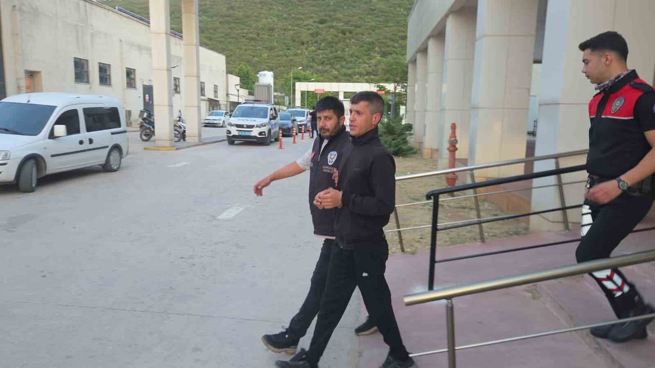 ORHANGAZİ CUMHURİYET BAŞSAVCILIĞI'NCA YÜRÜTÜLEN VE SABAHA KARŞI BURSA NARKOTİK SUÇLARLA ŞUBE...