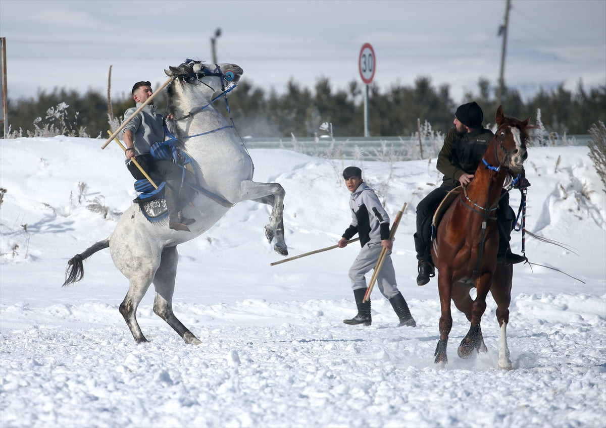 Orta Asya'dan Anadolu'ya uzanan bir geçmişe sahip atlı spor olarak yaşatılan cirit, Kars'ın turizm...