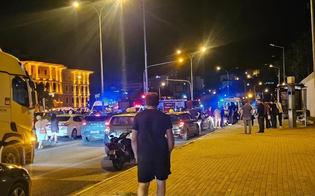 ORTA REFÜJE ÇARPAN OTOMOBİL TAKLA ATTI: 2 YARALI