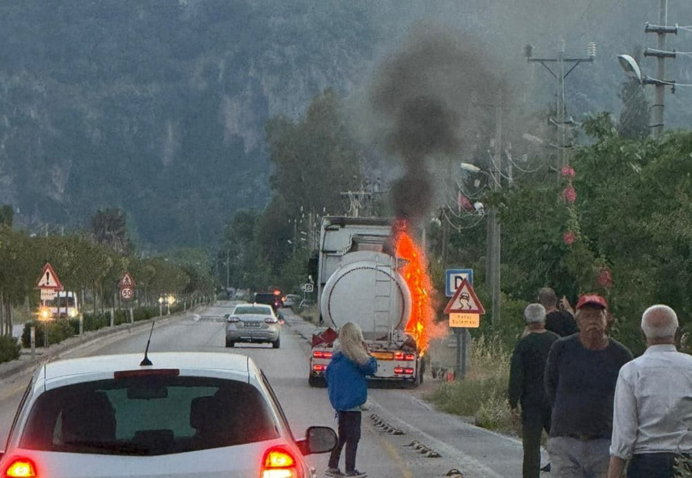 ORTACA İLÇESİNDE LASTİĞİ PATLAYAN YAKIT TANKERİNDE ÇIKAN YANGIN, EKİPLERİN HIZLI MÜDAHALESİYLE...