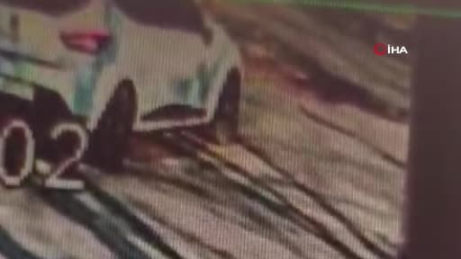 Ortaokul öğrencisinin 1 buçuk metrelik çukura düşme anı kamerada