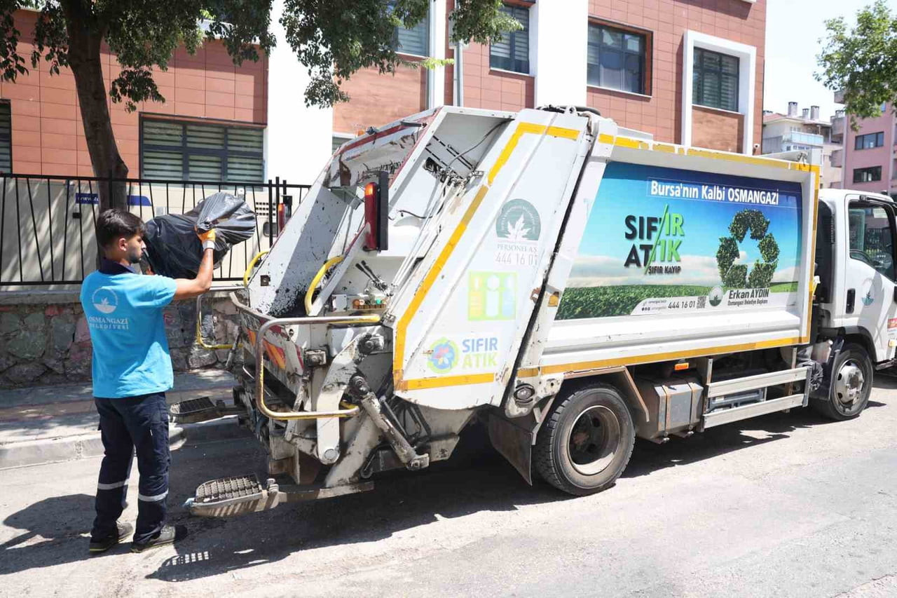 OSMANGAZİ BELEDİYESİ’NİN ÇIRPAN MAHALLESİ’NDE GERÇEKLEŞTİRDİĞİ KAPSAMLI TEMİZLİK ÇALIŞMASINDA BİR...