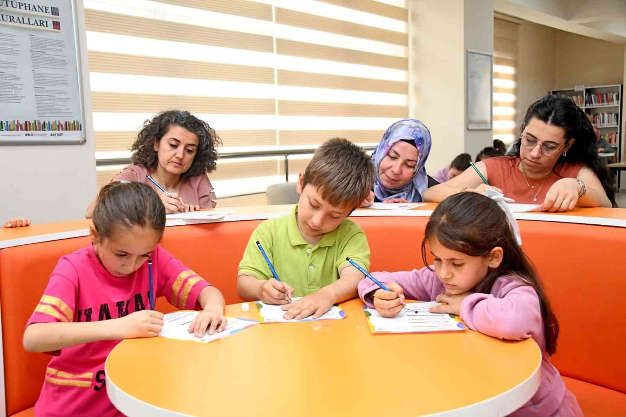 OSMANGAZİ BELEDİYESİ’NİN DÜZENLEDİĞİ "HAYATIMIN İLK KÜTÜPHANESİ ANNEM" ETKİNLİĞİ, ANNELER VE...