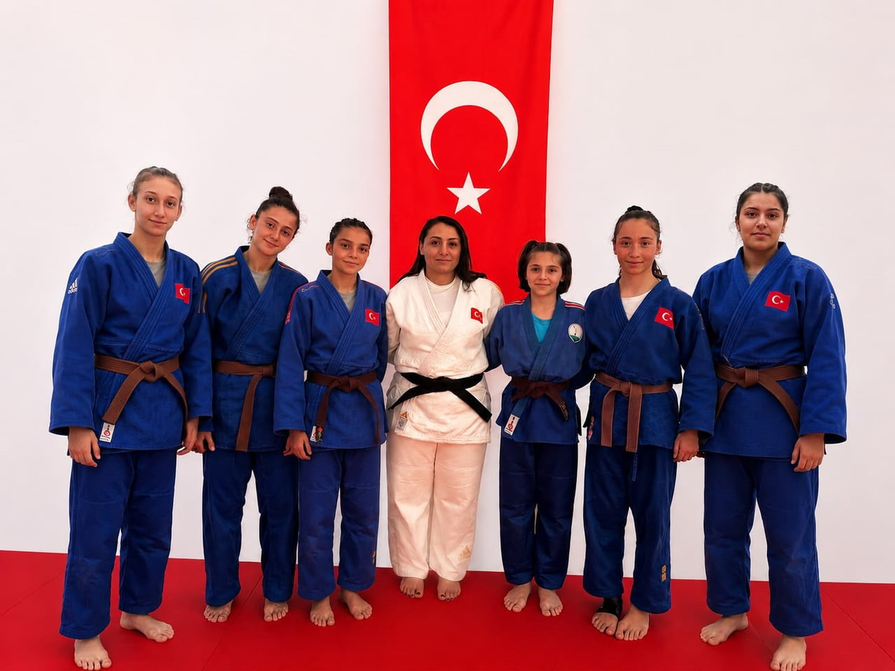 OSMANGAZİ BELEDİYESPOR'UN ALTYAPISINDAN YETİŞEN 6 MİLLİ JUDOCU İLE ANTRENÖR TUĞBA ZEHİR, YILDIZLAR...