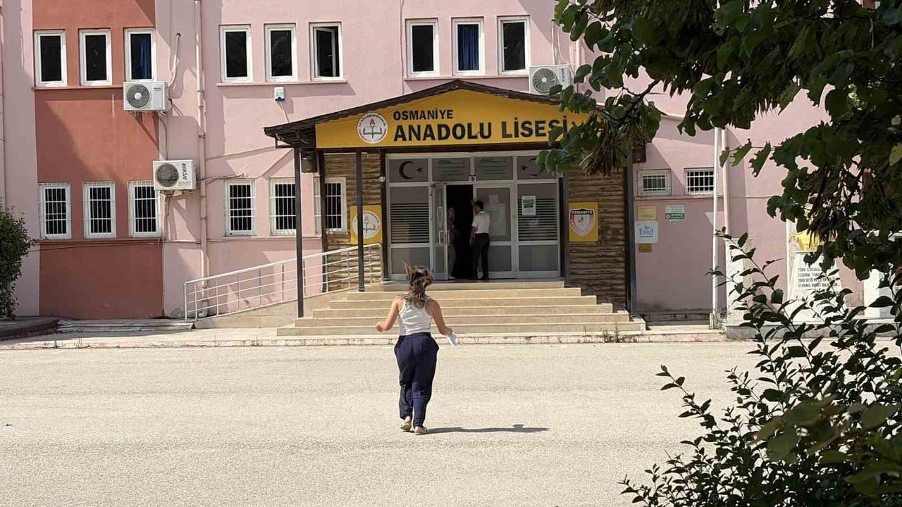 OSMANİYE ANADOLU LİSESİ’NDE KAPILARIN KAPANMASINA SANİYELER KALA OKULA ULAŞAN BİR ADAY, SON ANDA...