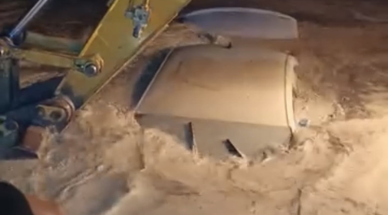 OSMANİYE SEL SULARINA KAPILAN ARAÇ