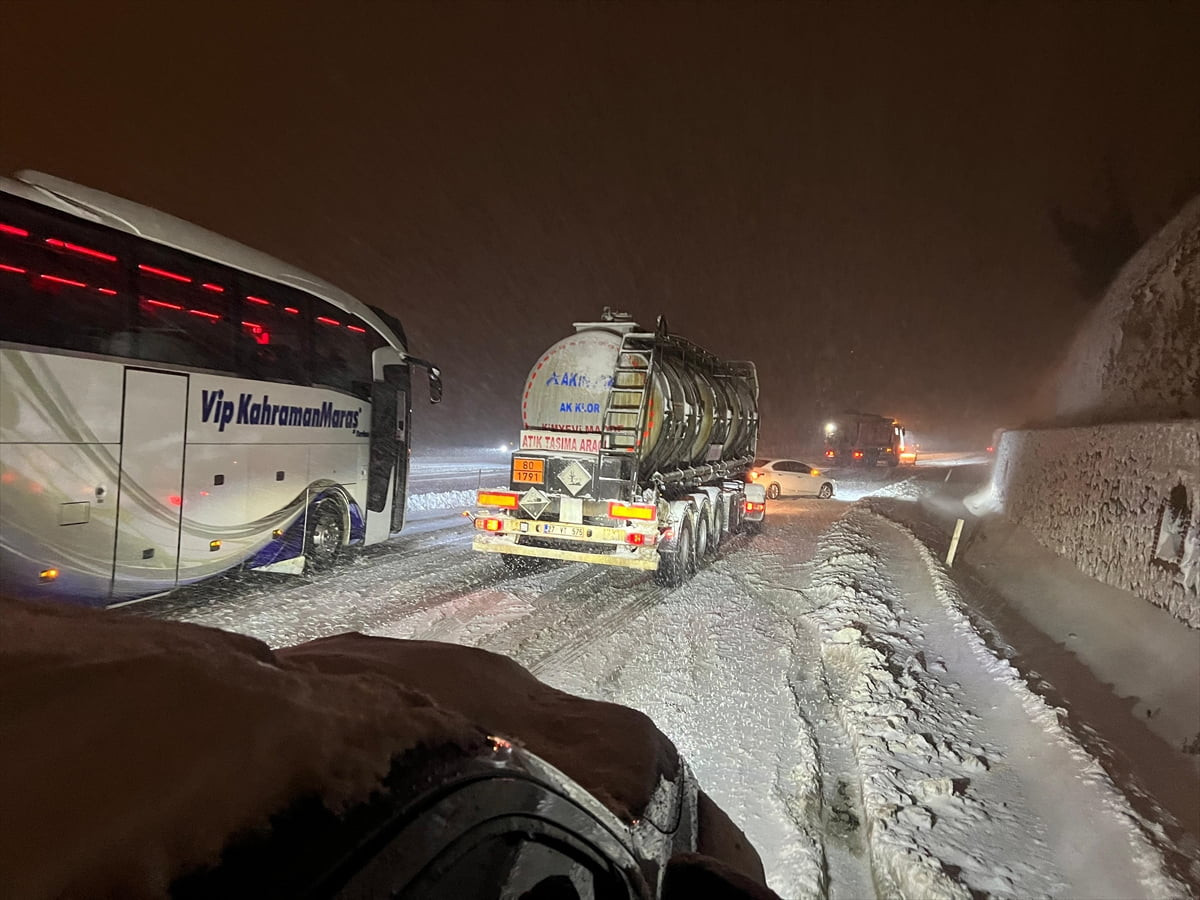 Osmaniye'de Bahçe-Nurdağı kara yolu ile Tarsus-Adana-Gaziantep Otoyolu Bahçe-Nurdağı arası ulaşım...