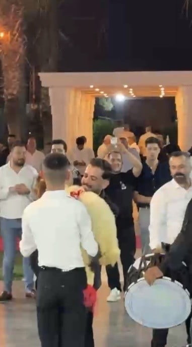 OSMANİYE'DE DÜZENLENEN BİR DÜĞÜNDE DAMADA VERİLEN SIRA DIŞI HEDİYE DAVETLİLERİN İLGİ ODAĞI OLDU....