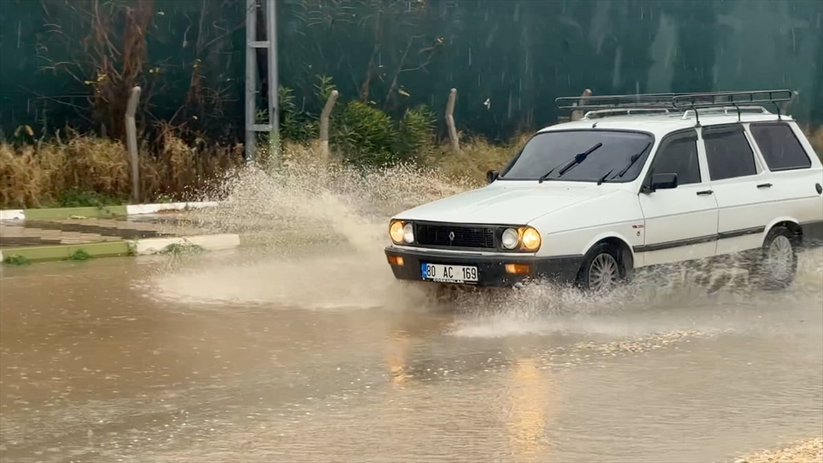 Osmaniye'de etkili olan sağanak nedeniyle bazı tarım arazileri, sokak ve caddelerde su...