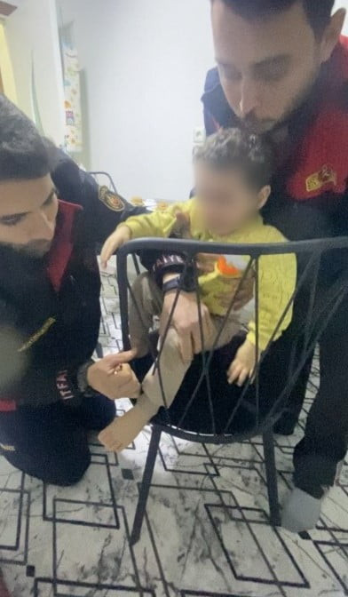 OSMANİYE'DE, EVDE OYNARKEN SANDALYENİN DEMİR BÖLÜMÜNE AYAĞI SIKIŞAN ÇOCUĞUN İMDADINA, İTFAİYEDE...