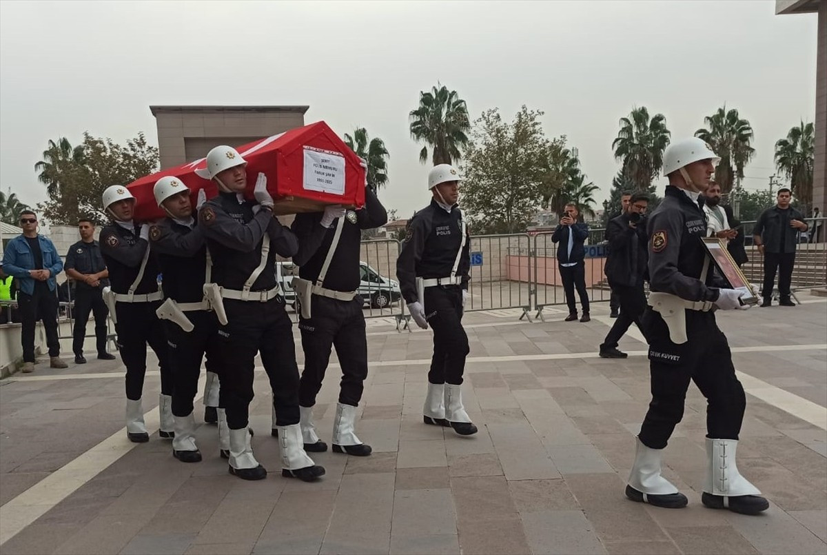 Osmaniye'de görevi başında kalp krizi geçiren 34 yaşındaki polis memuru Faruk Şahin, kaldırıldığı...