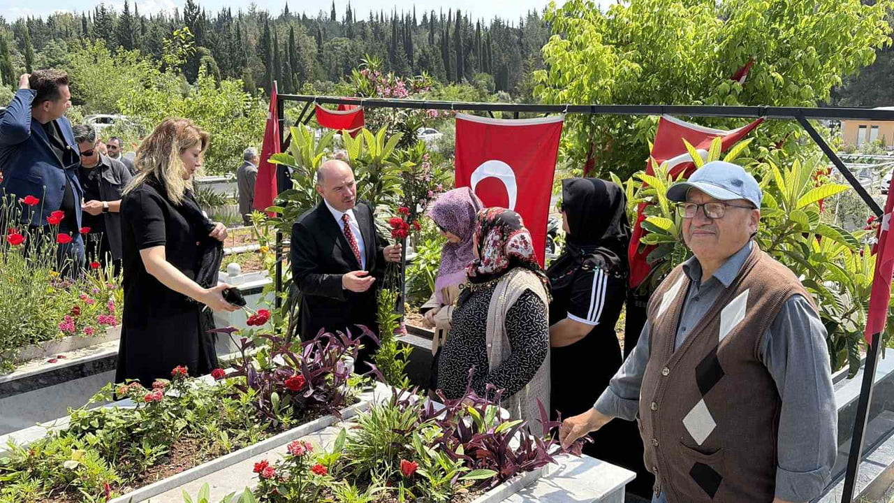 OSMANİYE'DE KURBAN BAYRAMI AREFESİNDE ŞEHİT MEZARLARINA KARANFİLLER BIRAKILDI DUALAR EDİLDİ.