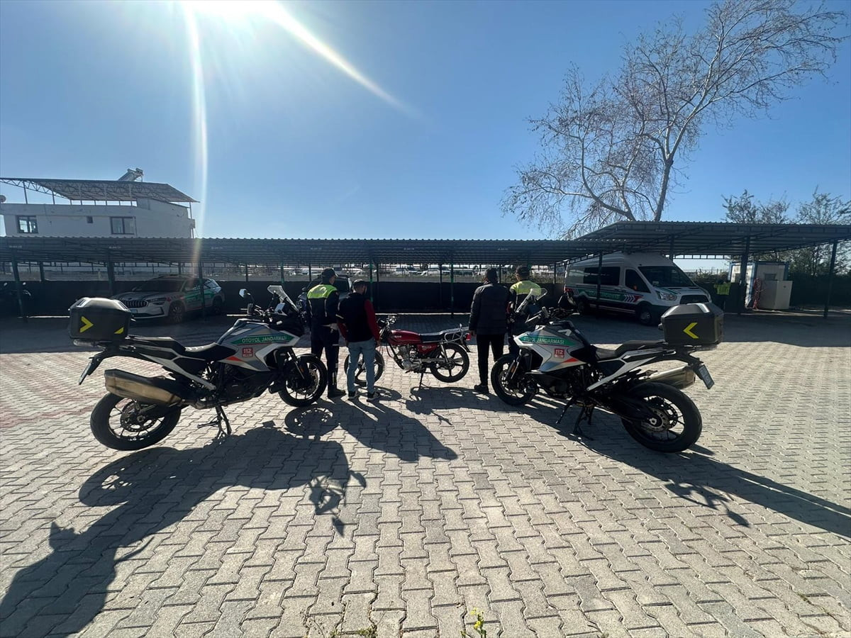 Osmaniye'de motosikletleriyle yarış yaparak trafiği tehlikeye düşüren 2 sürücü ile bu anları...