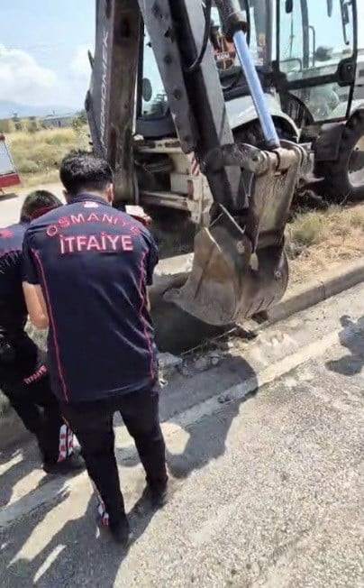 OSMANİYE'DE YAĞMUR SUYU MAZGALINA DÜŞEN YAVRU KEDİ, İTFAİYENİN ÇALIŞMASIYLA SAĞ OLARAK...