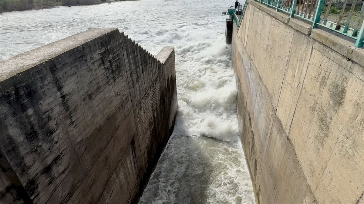 Osmaniye'deki Aslantaş Barajı'na gelen akımdaki artış nedeniyle kontrollü su tahliyesi yapılacağı...
