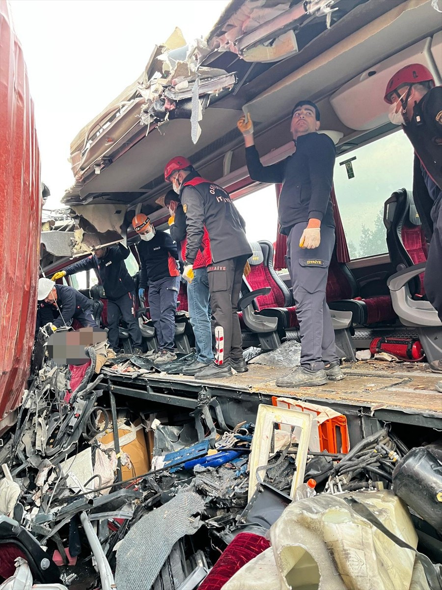 Osmaniye'nin Bahçe ilçesi yakınlarında yolcu otobüsünün tıra çarpması sonucu kaza yerine çok...