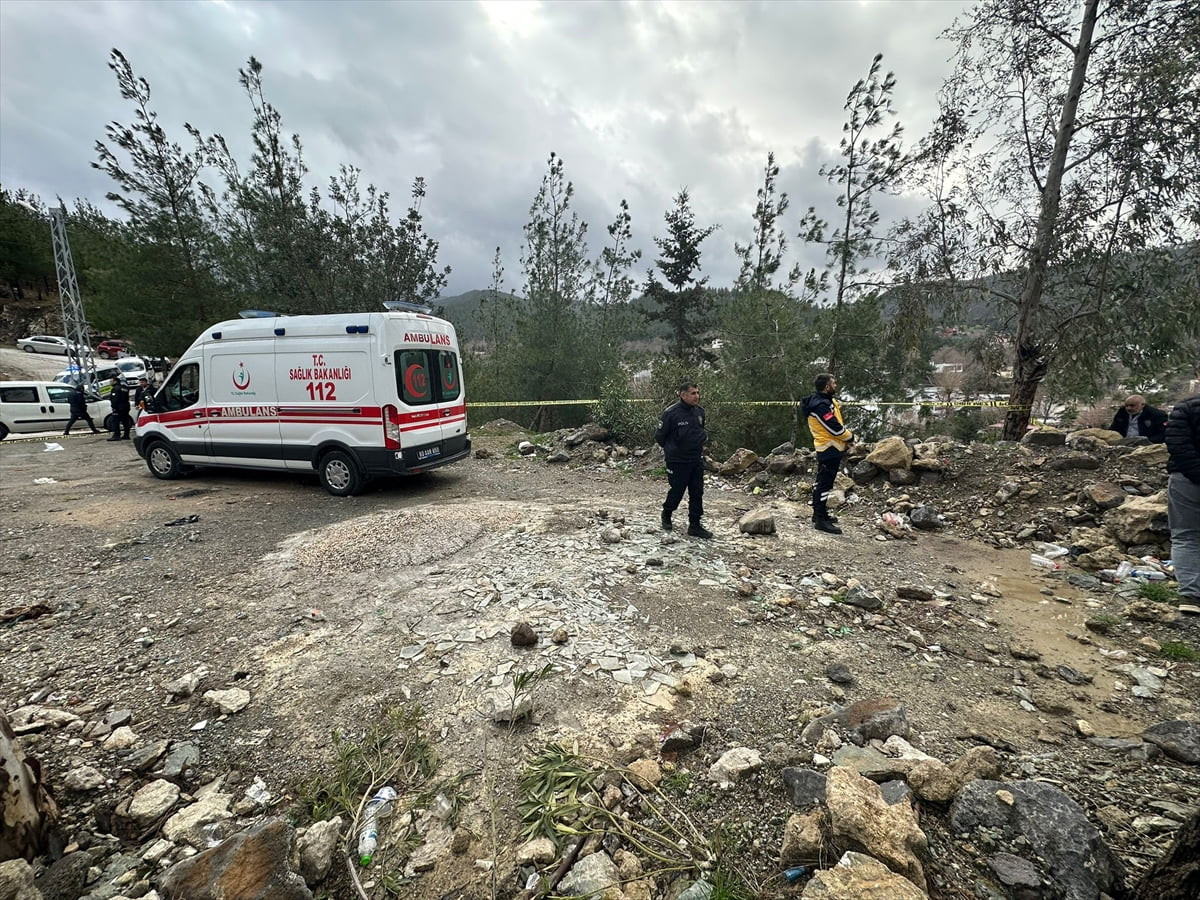 Osmaniye'nin Düziçi ilçesinde boşandığı eşini av tüfeğiyle öldüren kişi, intihar etti.