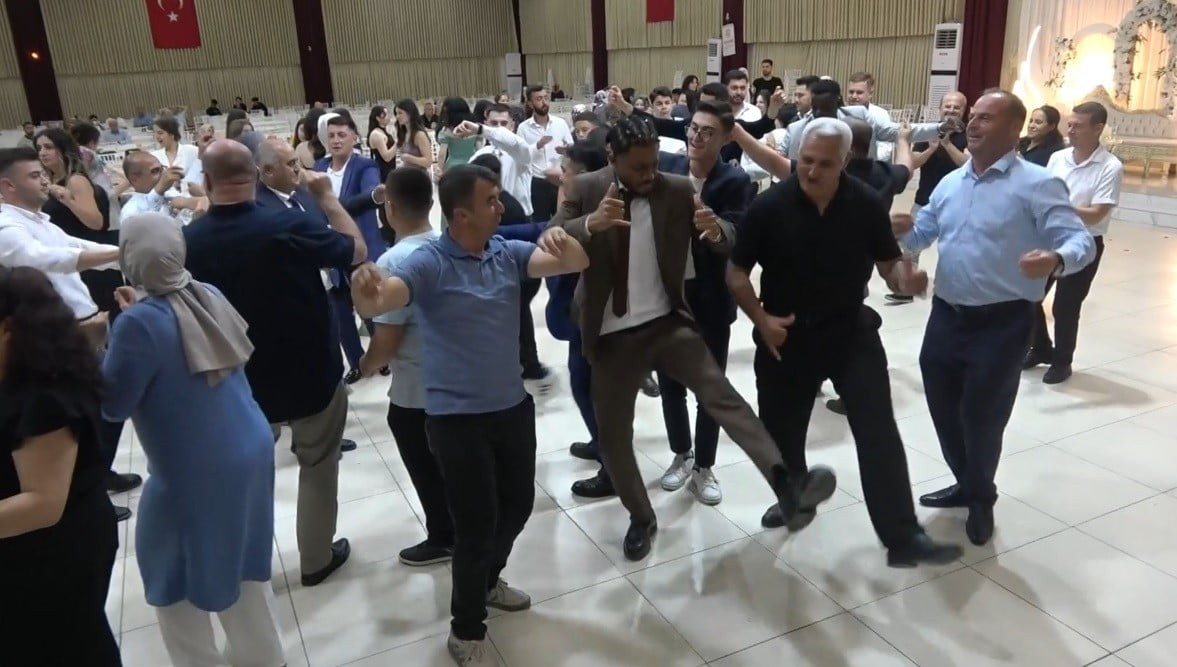 OSMANİYE'NİN DÜZİÇİ İLÇESİNDE DÜZENLENEN BİR DÜĞÜN TÖRENİ, FİLDİŞİ SAHİLİ'NDEN GELEN GENÇLERİN...
