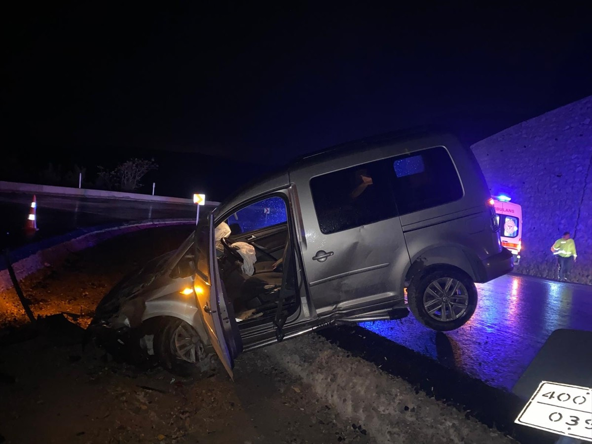 Osmaniye'nin Düziçi ilçesinde refüje devrilen hafif ticari araçtaki 2 kişi yaralandı.