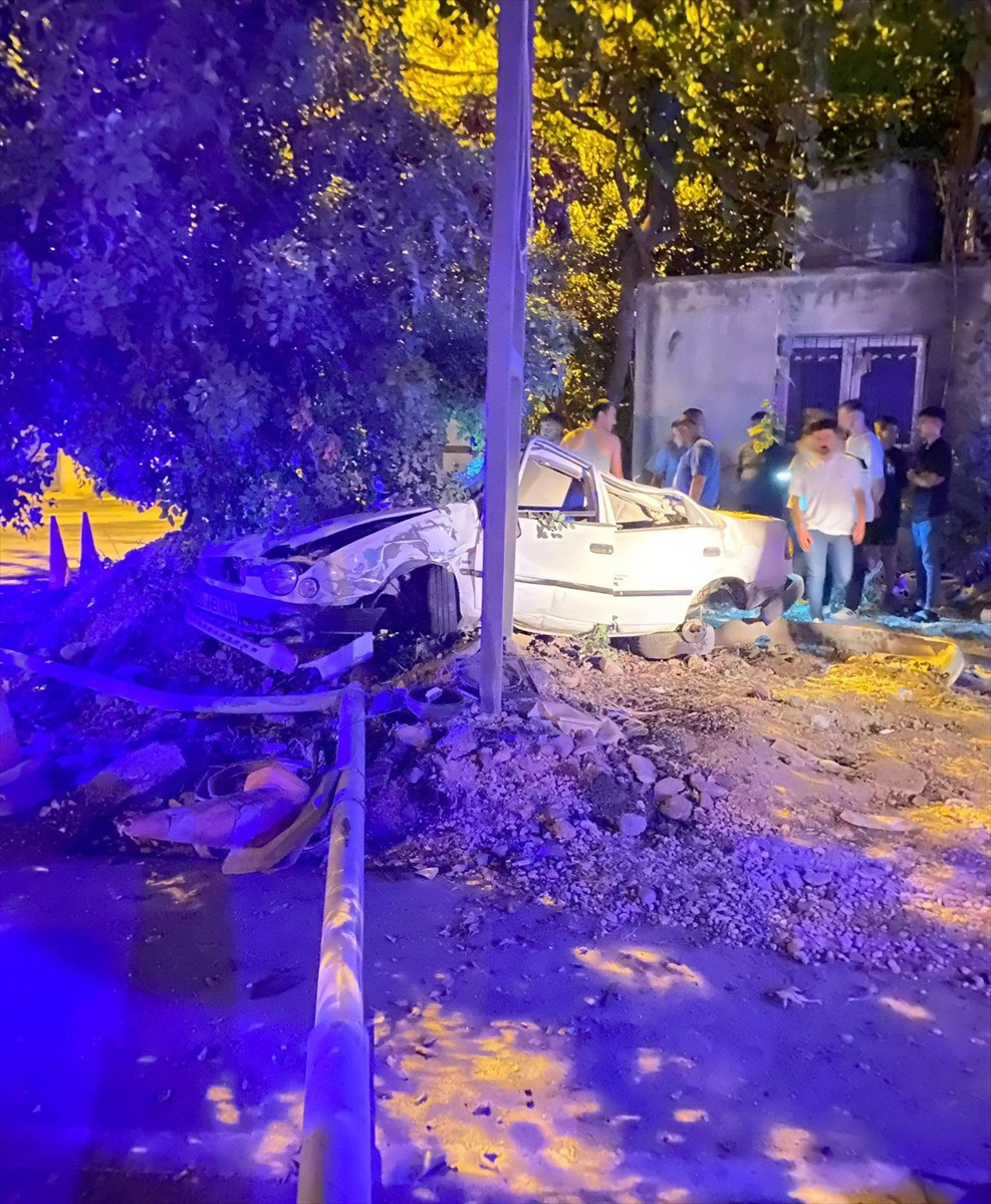 Osmaniye'nin Düziçi ilçesinde reklam tabelası direğine çarpan otomobilin sürücüsü hayatını...