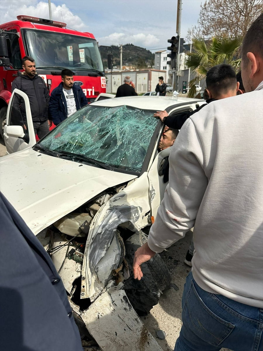 Osmaniye'nin Düziçi ilçesinde yol kenarındaki inşaat malzemelerine çarpan otomobildeki 3 kişi...