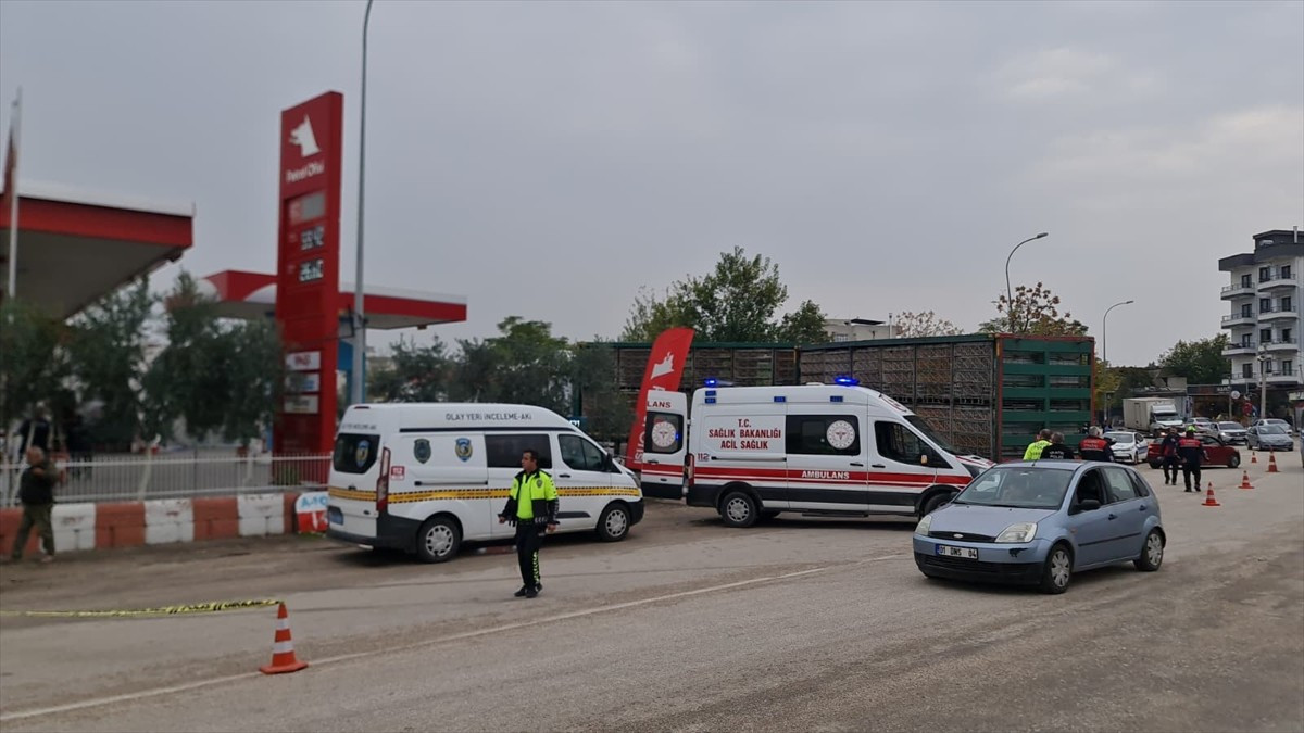 Osmaniye'nin Kadirli ilçesinde akaryakıt istasyonu girişinde tırın çarptığı yaya hayatını...