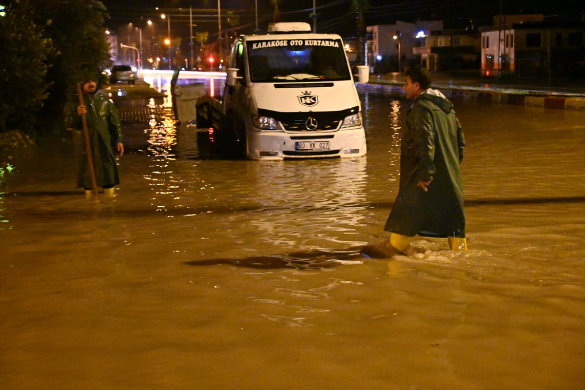 Osmaniye'nin Kadirli ilçesinde etkili olan sağanak nedeniyle cadde ve sokaklarda oluşan su...