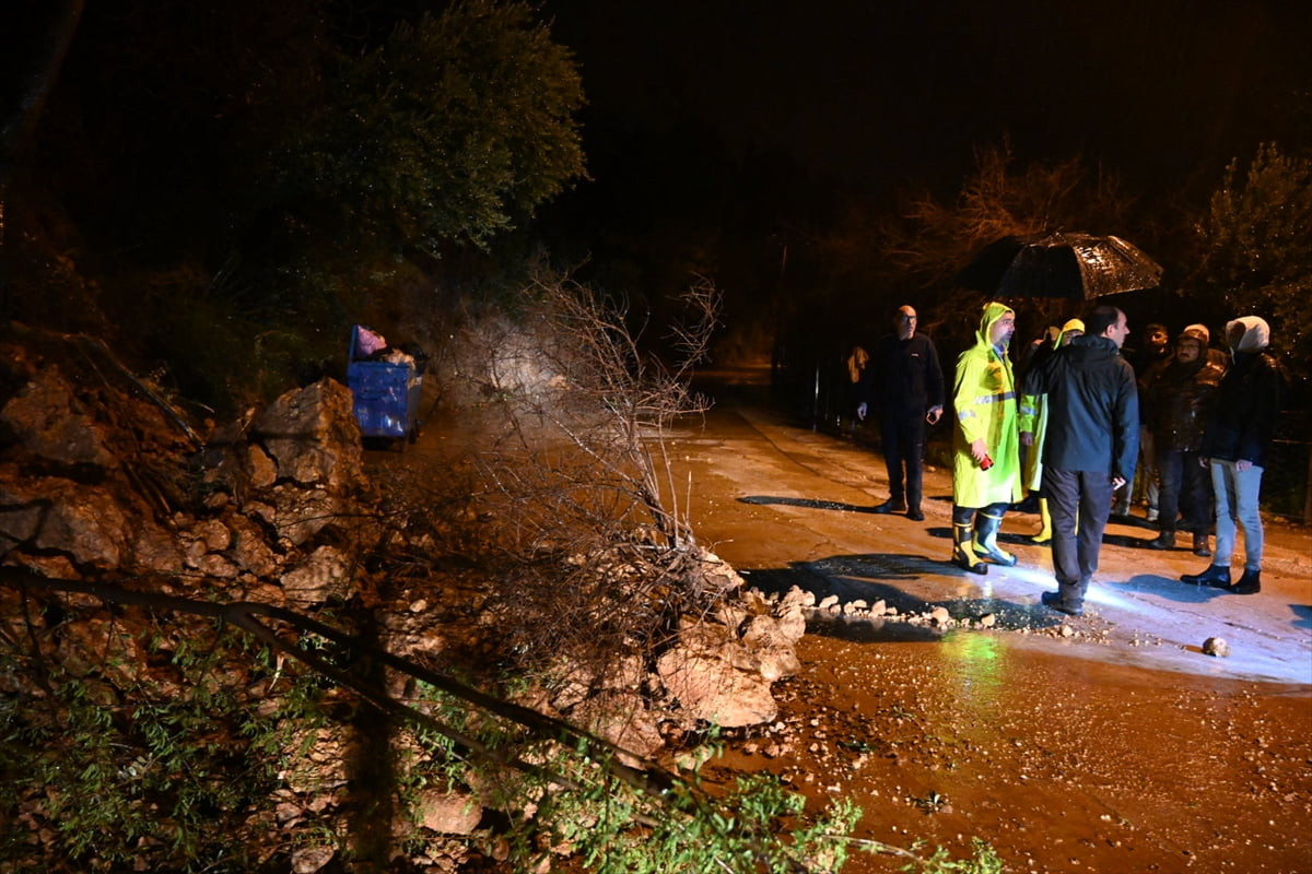 Osmaniye'nin Kadirli ilçesinde etkili olan sağanak sonucu oluşan heyelan nedeniyle ulaşıma kapanan...