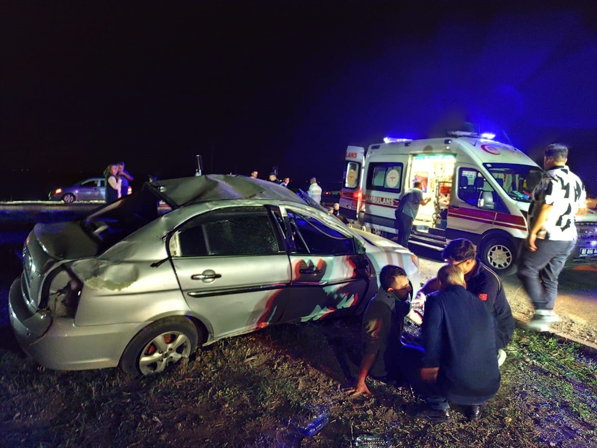 Osmaniye'nin Kadirli ilçesinde iki otomobilin çarpışması sonucu 1'i çocuk 4 kişi yaralandı.