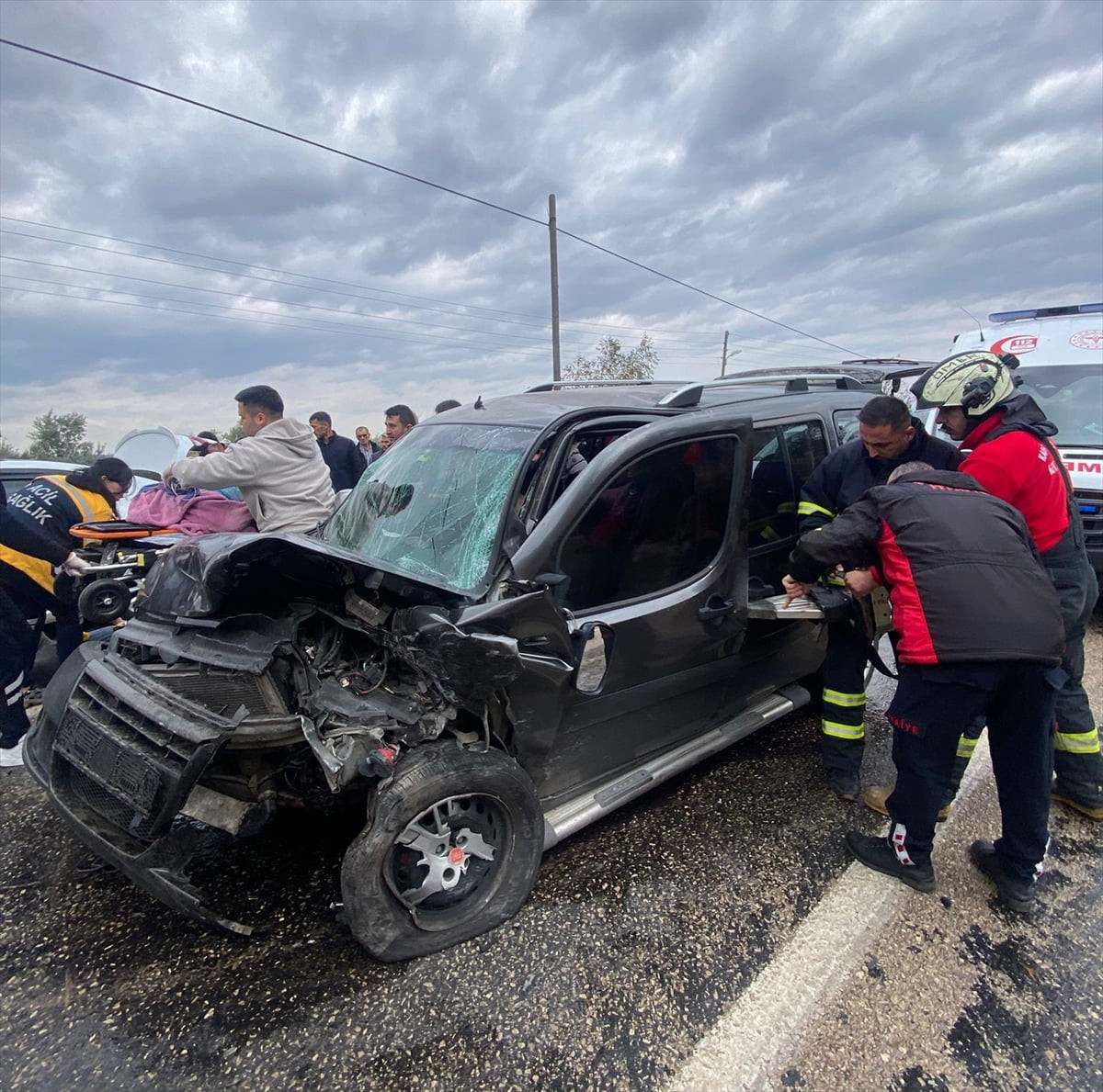 Osmaniye'nin Kadirli ilçesinde otomobil ile hafif ticari aracın çarpışması sonucu 1 kişi hayatını...