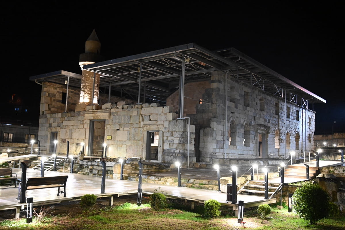 Osmaniye'nin Kadirli ilçesindeki tarihi Ala Cami'nde ramazanın ilk teravih namazı eda edildi.