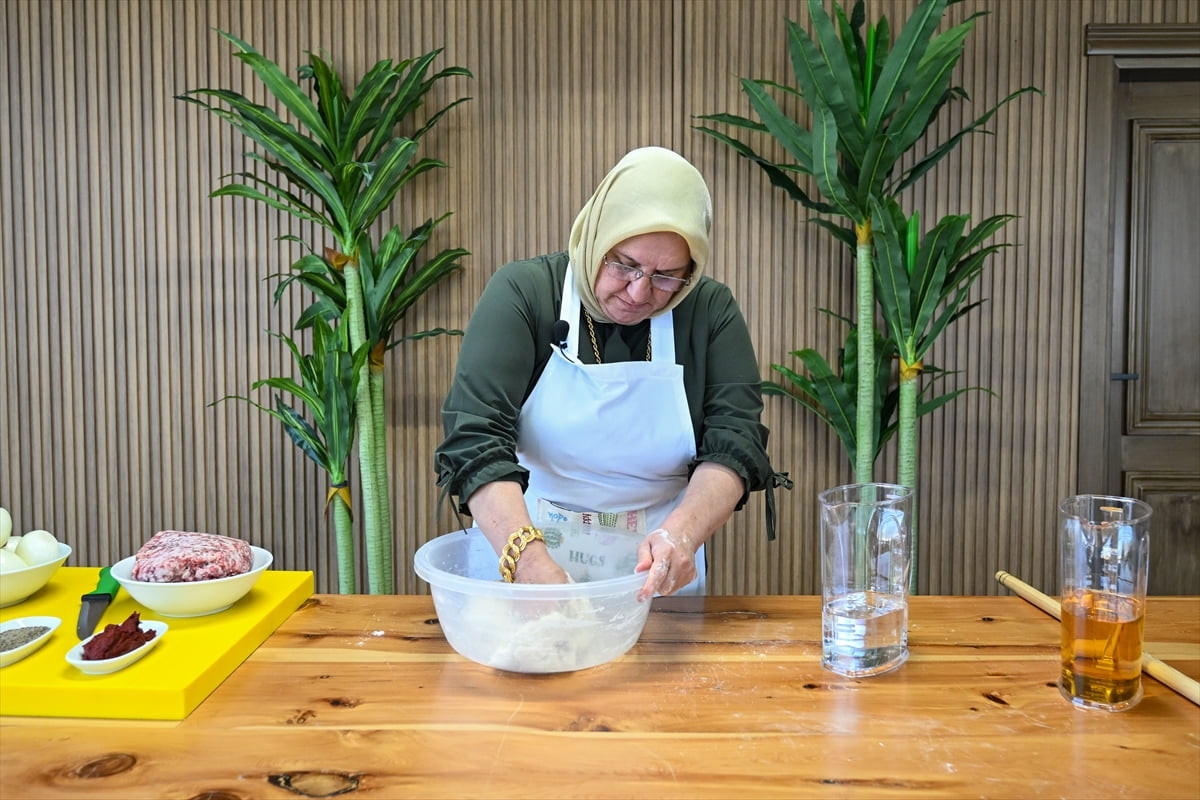 Osmaniye'nin öne çıkan lezzetlerinden etli kömbe, yöre halkı ve turistler tarafından beğeniyle...