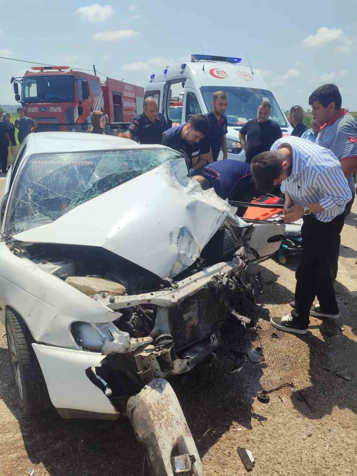 OSMANİYE'NİN SUMBAS İLÇESİNDE KAMYONETLE OTOMOBİL ÇARPIŞTI. OTOMOBİLİN SÜRÜCÜSÜ HAYATINI...