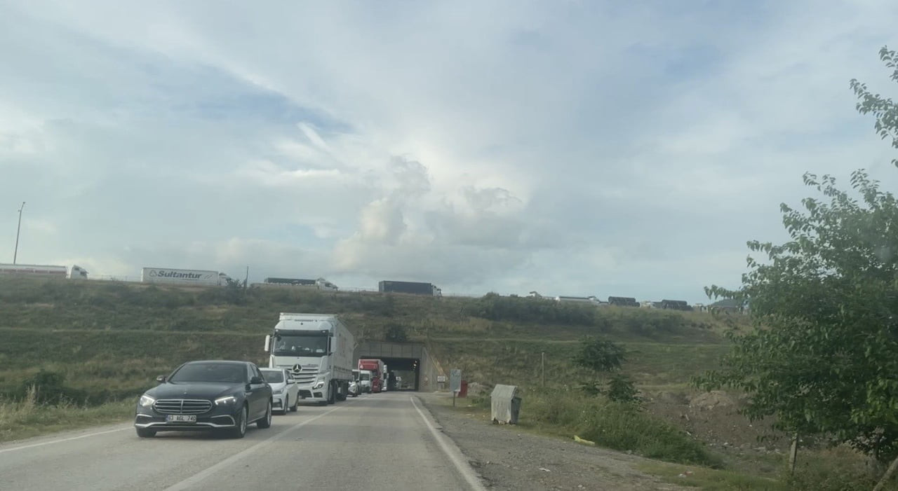 OSMANİYE’DE 6 AĞIR TONAJLI ARACIN KARIŞTIĞI KAZADA 2 KİŞİ YARALANDI