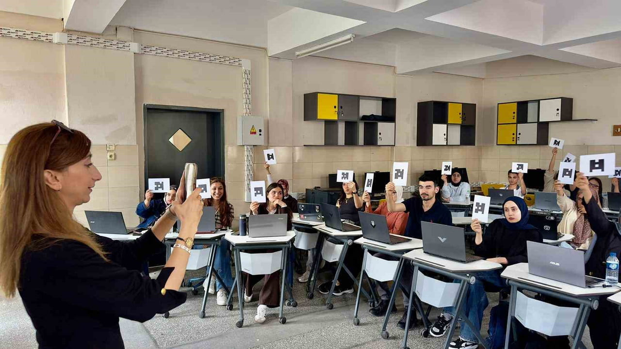 OSMANİYE’DE BTK AKADEMİ TARAFINDAN DÜZENLENEN "ÜRETKEN YAPAY ZEKA ARAÇLARI" EĞİTİMİ, GENÇLERİ...